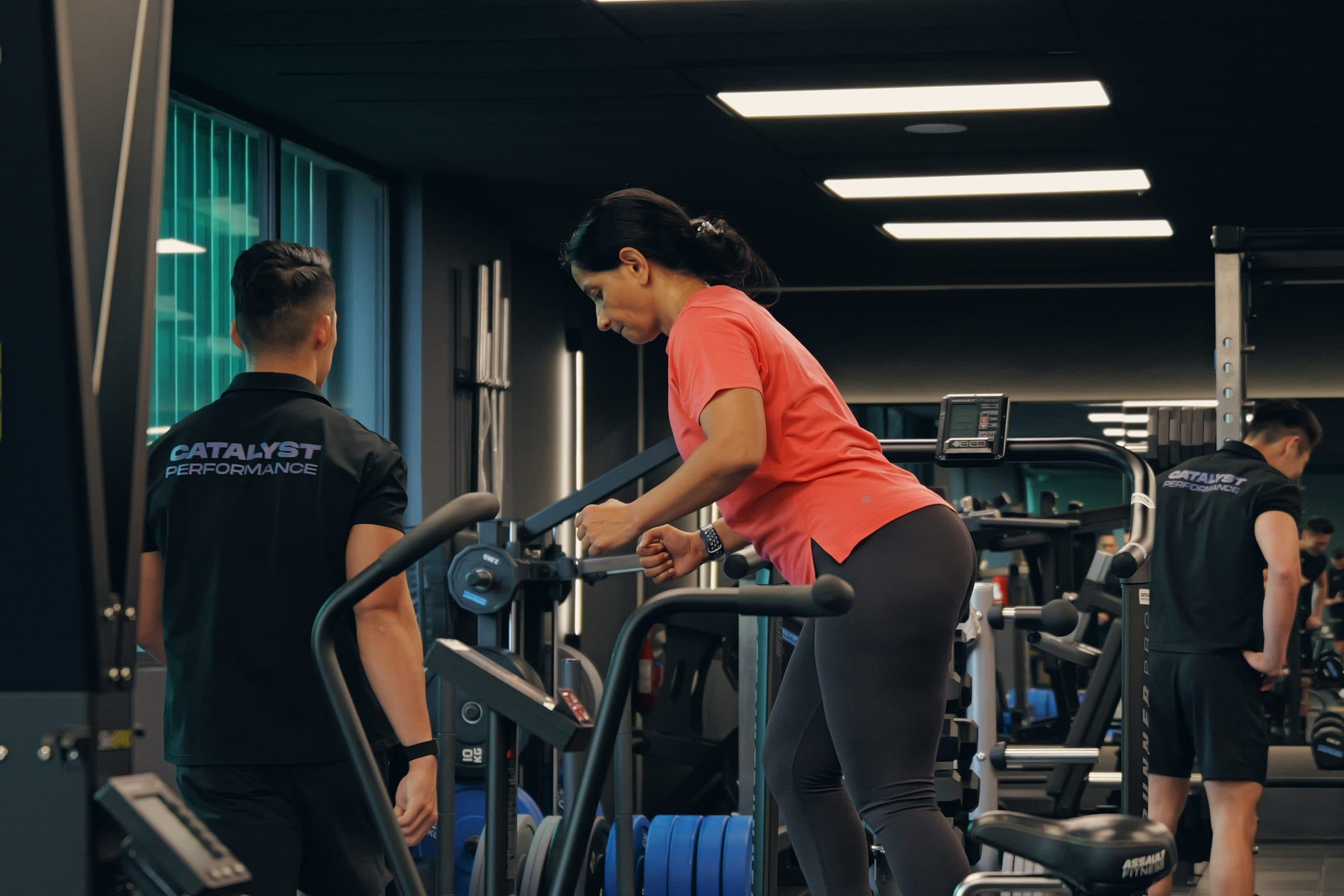 A female Catalyst member training with her coach at the Manulife Tower studio, private personal training in Singapore CBD